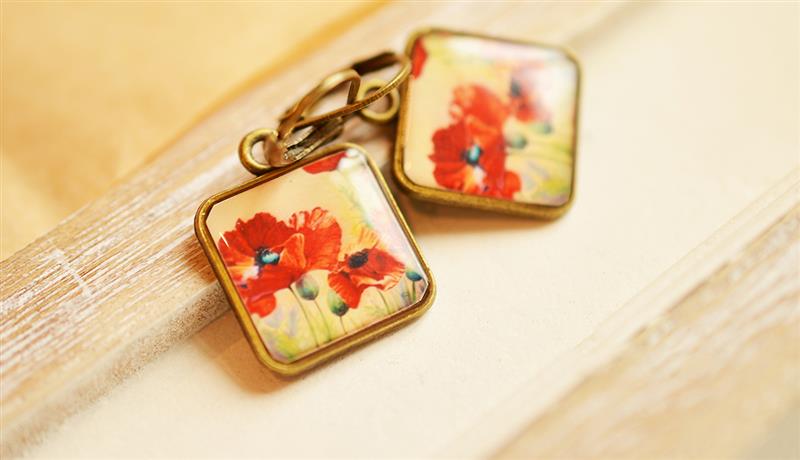 De ce iubim bijuteriile cu maci?